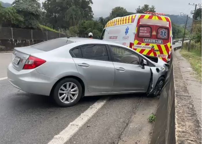 Carro atinge ambulância na Raposo Tavares e deixa dois feridos em São Roque