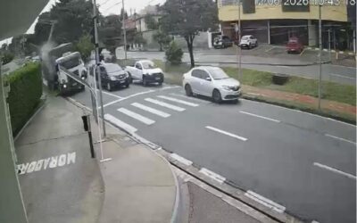 Caminhão atinge poste e interdita faixa de avenida na Vila Odim, em Sorocaba