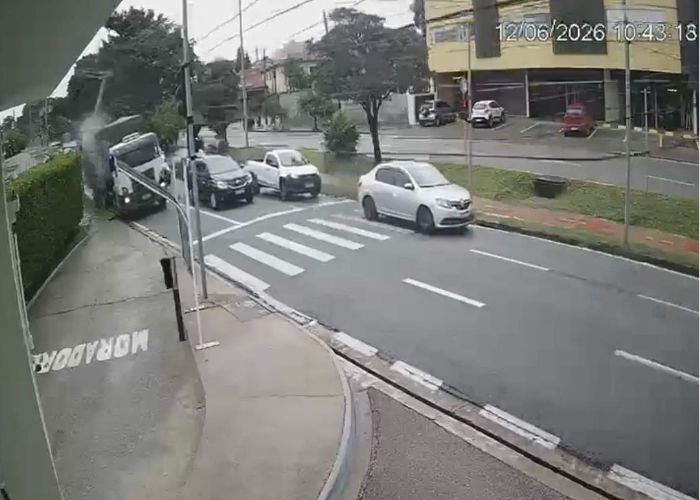 Caminhão atinge poste e interdita faixa de avenida na Vila Odim, em Sorocaba