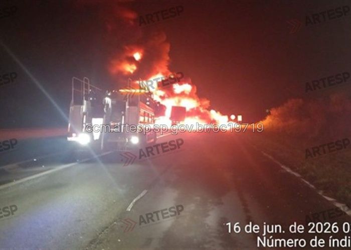 Incêndio em caminhão causa congestionamento e bloqueio total em Quadra
