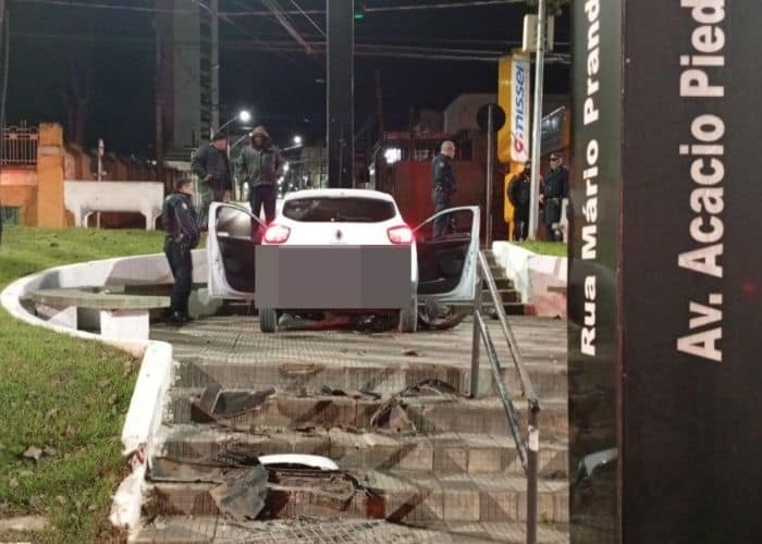 Motorista fica ferido após perder o controle do veículo e atingir canteiro em Itapeva