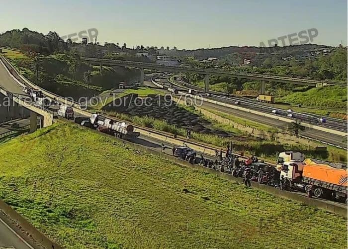 Engavetamento com carreta e seis carros interdita Rodovia dos Bandeirantes em Jundiaí