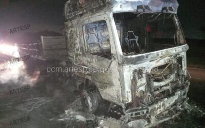 Motocicleta e carreta pegam fogo após acidente em Itu