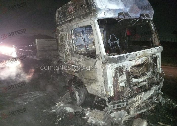 Motocicleta e carreta pegam fogo após acidente em Itu